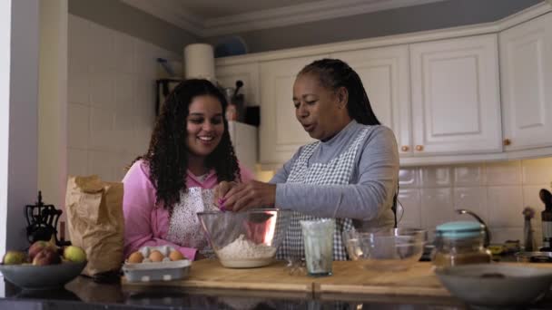 幸せなアフリカの母親と娘自家製デザートを準備する — ストック動画