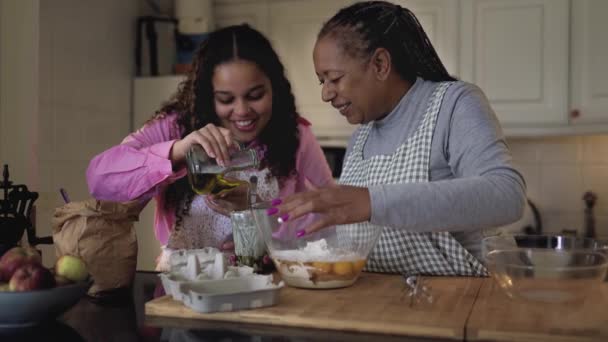 Mãe Filha Africana Feliz Preparando Uma Sobremesa Caseira — Vídeo de Stock