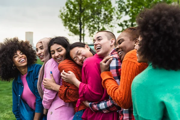 Ευτυχισμένες Νεαρές Πολυεθνικές Γυναίκες Που Διασκεδάζουν Μαζί Ένα Δημόσιο Πάρκο — Φωτογραφία Αρχείου