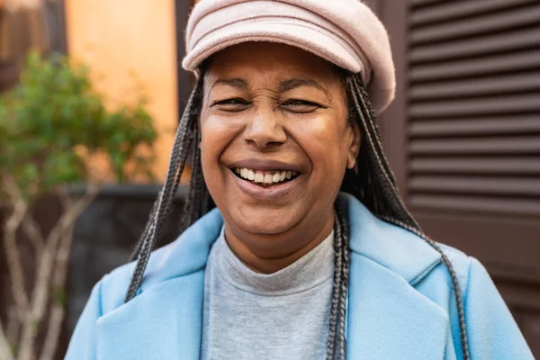 Wanita Afrika Senior Yang Bahagia Bersenang Senang Dengan Melihat Depan — Stok Foto