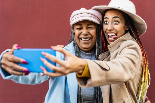 Anak Perempuan Yang Bahagia Senang Berfoto Selfie Dengan Ibunya Menggunakan — Stok Foto