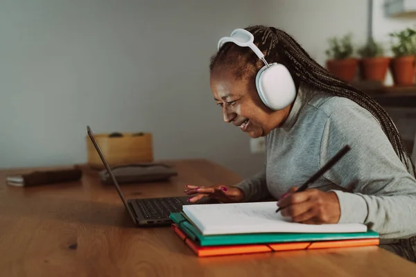 Mulher Africana Sênior Trabalhando Laptop Casa Smart Work Technology Concept — Fotografia de Stock