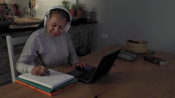 Mulher Africana Sênior Trabalhando Laptop Casa Smart Work Technology Concept — Vídeo de Stock