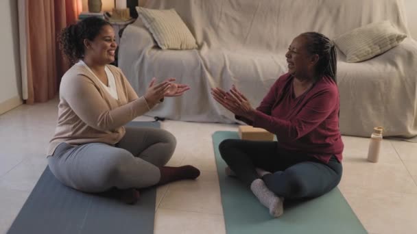 Annesiyle Birlikte Evde Yoga Yaparak Eğlenen Mutlu Bir Genç Kız — Stok video
