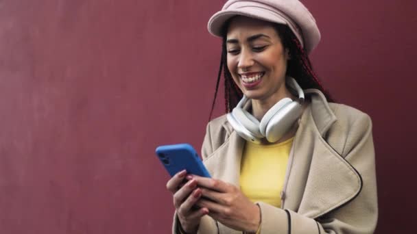 Feliz Chica Africana Joven Que Divierte Utilizando Teléfono Inteligente Móvil — Vídeo de stock