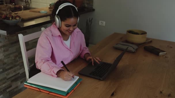 Evde Dizüstü Bilgisayarda Çalışan Genç Afrikalı Kadın Akıllı Teknoloji Konsepti — Stok video