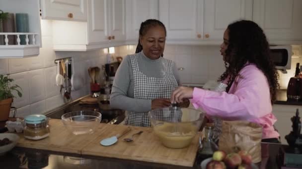 Šťastná Africká Matka Dcera Baví Tanec Kuchyni Při Přípravě Domácí — Stock video