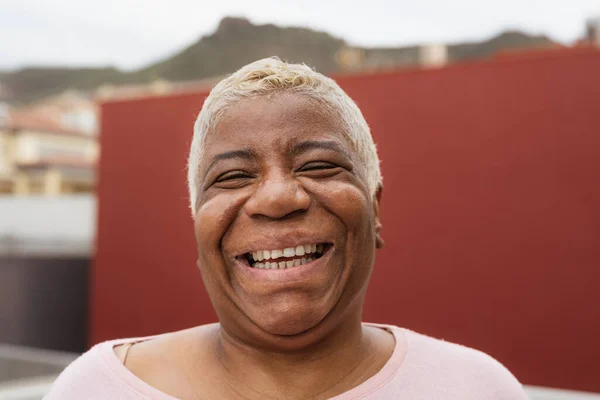 Happy Latin Wanita Senior Memiliki Menyenangkan Tersenyum Depan Kamera Teras — Stok Foto