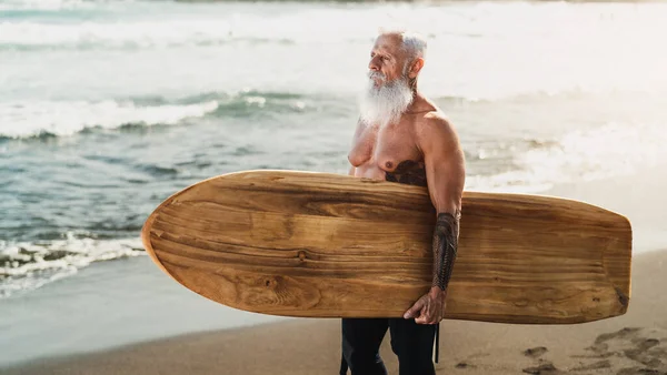 Senior Fit Mann Hat Spaß Beim Surfen Tropischen Strand Ältere — Stockfoto