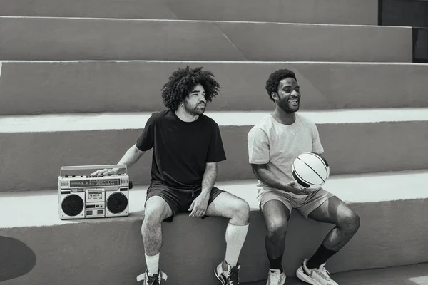 Happy African American Men Listening Music Kosárlabda Pálya Vintage Boombox — Stock Fotó