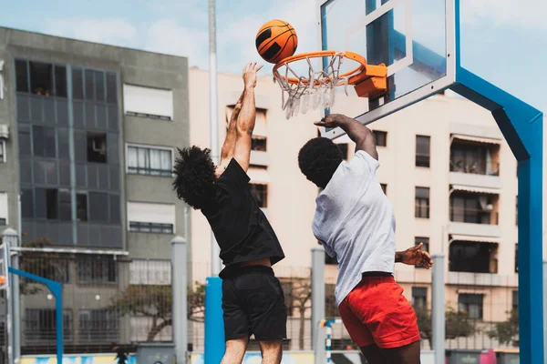 Młodzi Afroamerykanie Grający Koszykówkę Świeżym Powietrzu Urban Sport Styl Życia — Zdjęcie stockowe