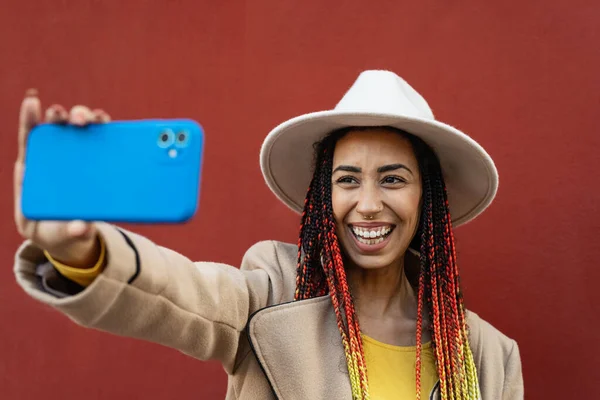 Glad Ung Afrikansk Kvinna Som Har Roligt Med Selfie Med — Stockfoto