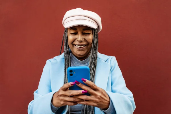 Wanita Senior Afrika Bersenang Senang Menggunakan Ponsel Pintar Luar Ruangan — Stok Foto
