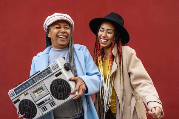 Ibu Afrika Yang Bahagia Dengan Putrinya Menari Dan Mendengarkan Musik — Stok Foto