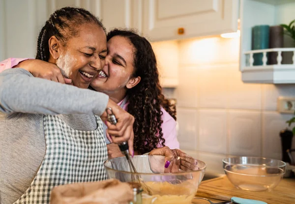 Ibu Dan Putri Afrika Yang Bahagia Bersenang Senang Menyiapkan Hidangan — Stok Foto