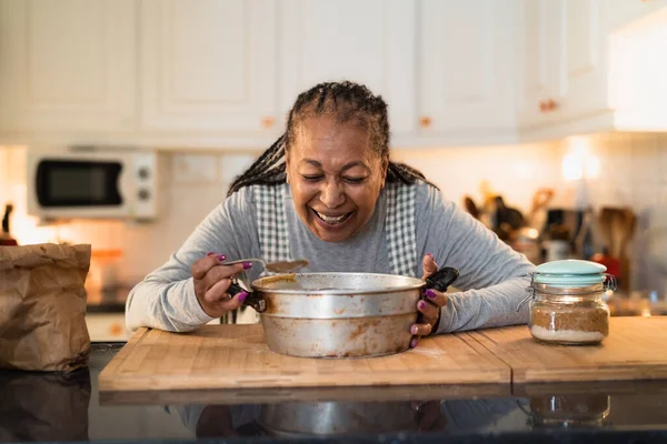 Wanita Afrika Senior Yang Bahagia Menyiapkan Makanan Penutup Buatan Sendiri — Stok Foto