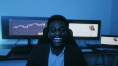 Modern ofiste borsa üzerinde çalışan finans analisti - Fintech konsepti