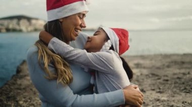 Mutlu Latin anne Noel tatili boyunca çocuğuyla hassas bir an yaşıyor - aile ve tatil kavramı