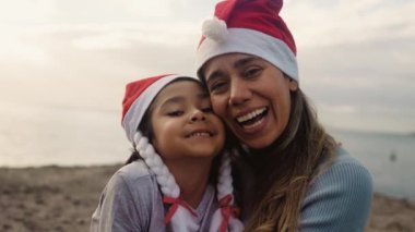Mutlu Latin ailesi Noel tatili - Ebeveynlik ve tatil konsepti