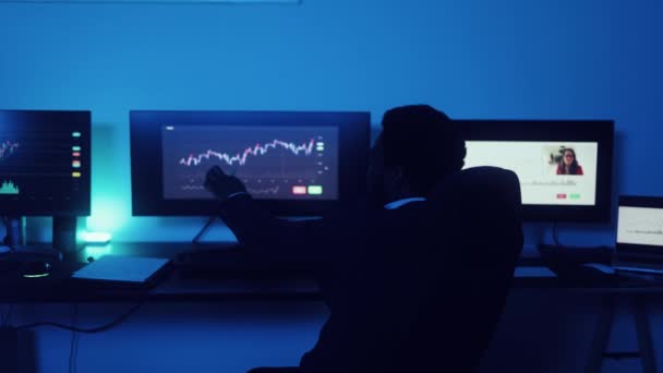 在证券交易市场上工作的金融分析师在办公室里进行视频通话 Fintech概念 — 图库视频影像