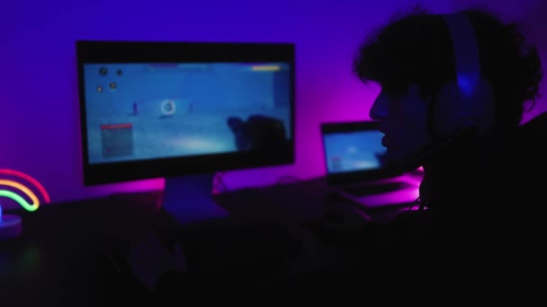 自宅でコンピュータとオンラインビデオゲームをプレイする楽しみを持っている若いゲーマー ゲームのエンターテイメントと技術の概念 — ストック動画