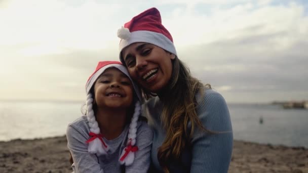 快乐的拉丁家庭享受圣诞假期 父母与假期的概念 — 图库视频影像