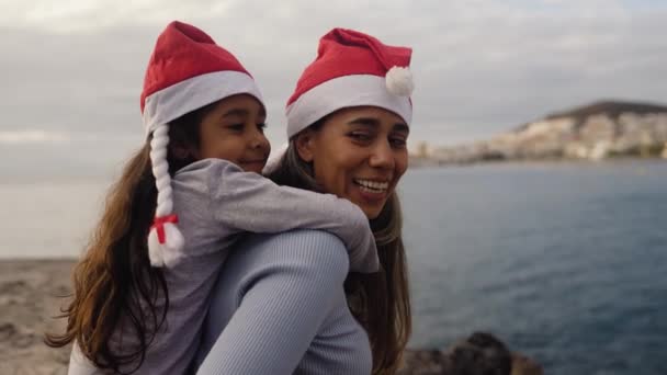 Glückliche Lateinamerikanische Mutter Genießt Zeit Mit Ihrem Kind Den Weihnachtsferien — Stockvideo