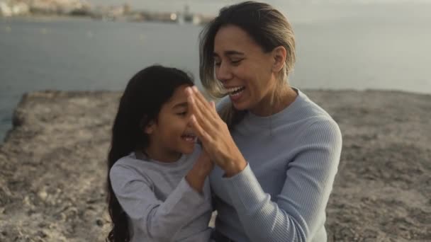 快乐的拉丁母女在海滩上度过温馨的时光 家庭爱的概念 — 图库视频影像