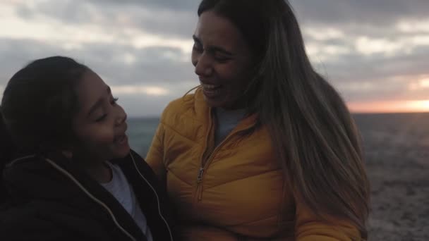 Mãe Latina Feliz Com Sua Filha Desfrutando Férias Inverno Divertindo — Vídeo de Stock