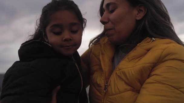 Šťastná Latinskoamerická Matka Něžný Moment Svým Dítětem Během Zimních Prázdnin — Stock video