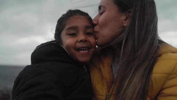 Gelukkig Latijnse Moeder Heeft Een Teder Moment Met Haar Kind — Stockvideo