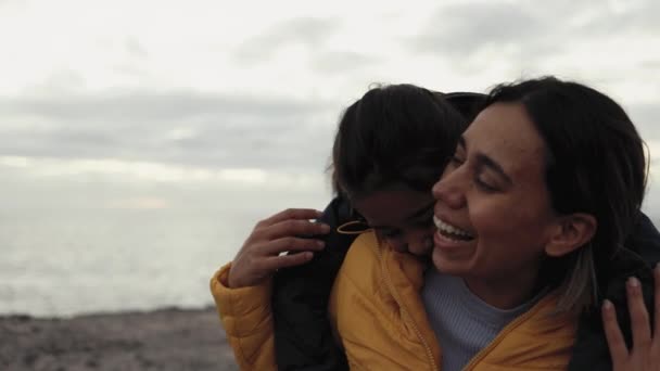 Feliz Madre Latina Teniendo Momento Tierno Con Hijo Durante Las — Vídeos de Stock