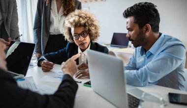 Modern bir ofiste birlikte çalışan iş ekibi - Girişimcilik konsepti