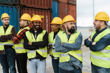 Konteynır kargosunun lojistik terminalinde çalışan endüstri mühendisleri
