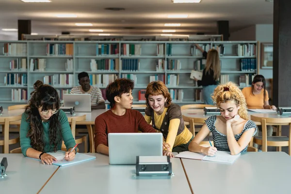 Jovens Estudantes Universitários Usando Laptop Estudando Com Livros Biblioteca Conceito — Fotografia de Stock