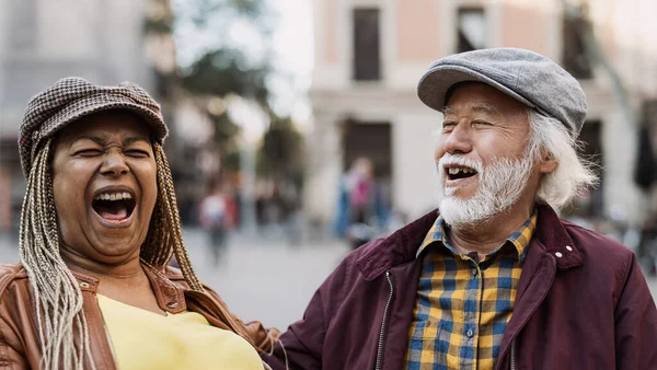 Счастливая Многорасовая Пожилая Пара Развлекающаяся Городе Пожилые Люди Концепция Любовных — стоковое фото