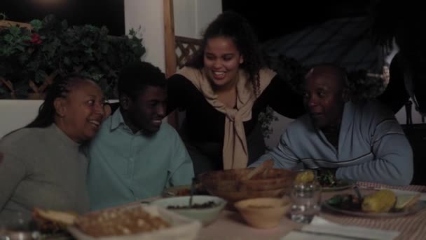 Счастливая Африканская Семья Ужинает Вместе Внутреннем Дворике — стоковое видео