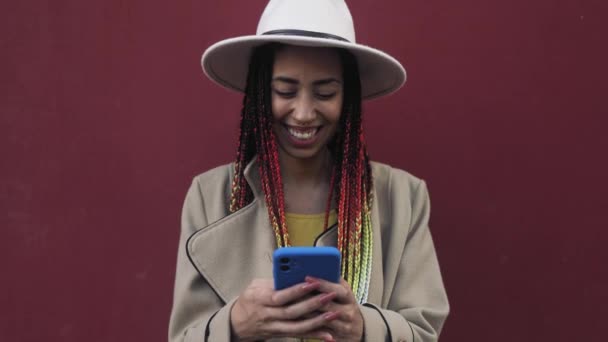 Счастливая Молодая Африканская Женщина Весело Делает Селфи Мобильного Смартфона Открытом — стоковое видео