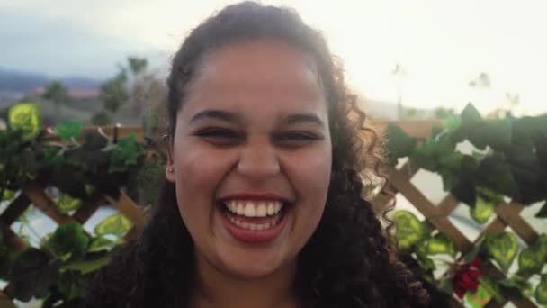 Щаслива Африканська Дівчина Яка Весело Посміхається Перед Камерою Подвір — стокове відео