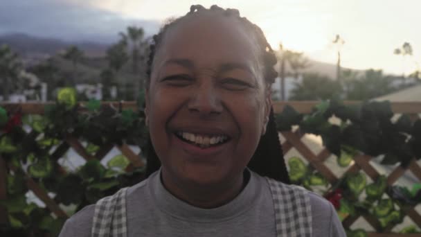 Щаслива Жінка Африки Яка Посміхається Перед Камерою Подвір — стокове відео