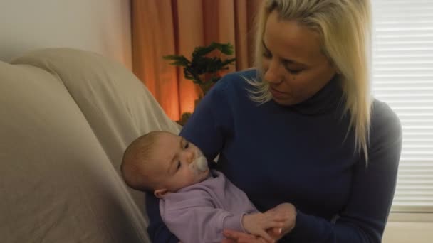 Mère Heureuse Prenant Soin Son Petit Bébé Dormant Dans Ses — Video