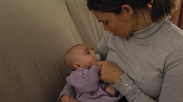 Joyeux Jeune Mère Ayant Moment Tendre Avec Son Petit Bébé — Video