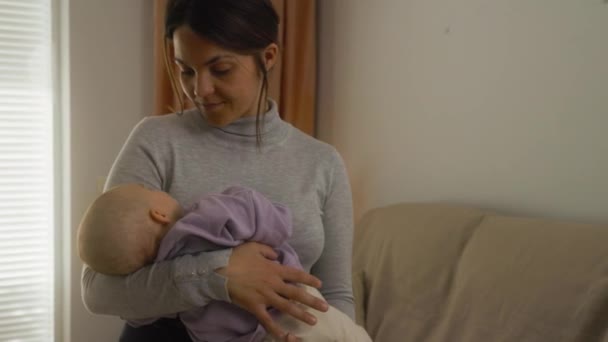 Madre Felice Prendersi Cura Del Suo Piccolo Bambino Che Dorme — Video Stock