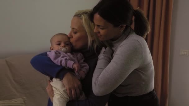 Feliz Pareja Lesbiana Teniendo Momentos Tiernos Con Pequeño Bebé Casa — Vídeo de stock