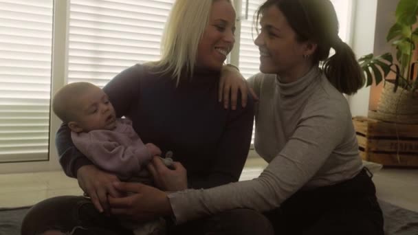 Счастливая Лесбийская Пара Нежно Проводит Время Своим Маленьким Ребенком Дома — стоковое видео