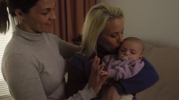 Šťastný Lesbický Pár Něžné Momenty Svým Malým Dítětem Doma Rodinný — Stock video