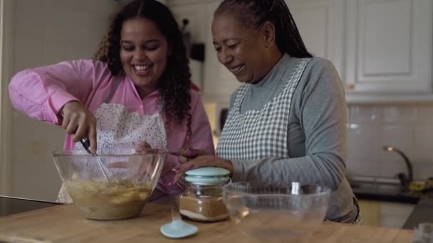 Glückliche Afrikanische Mutter Und Tochter Haben Spaß Bei Der Zubereitung — Stockvideo