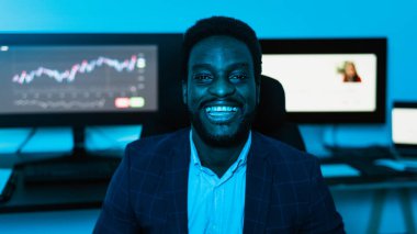 Modern ofiste borsa üzerinde çalışan finans analisti - Fintech konsepti