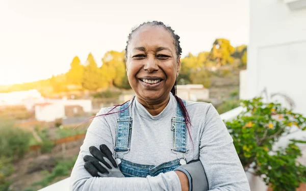 Mulher Africana Feliz Jardinagem Casa — Fotografia de Stock