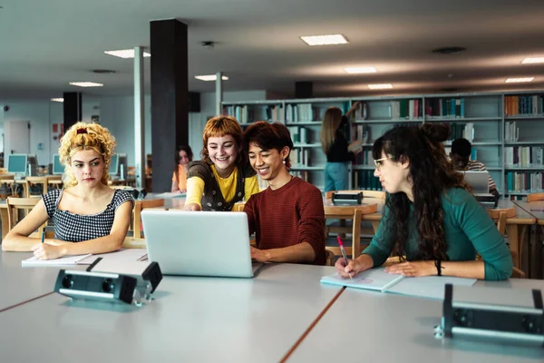 Junge Universitätsstudenten Nutzen Laptop Und Lernen Mit Büchern Der Bibliothek — Stockfoto